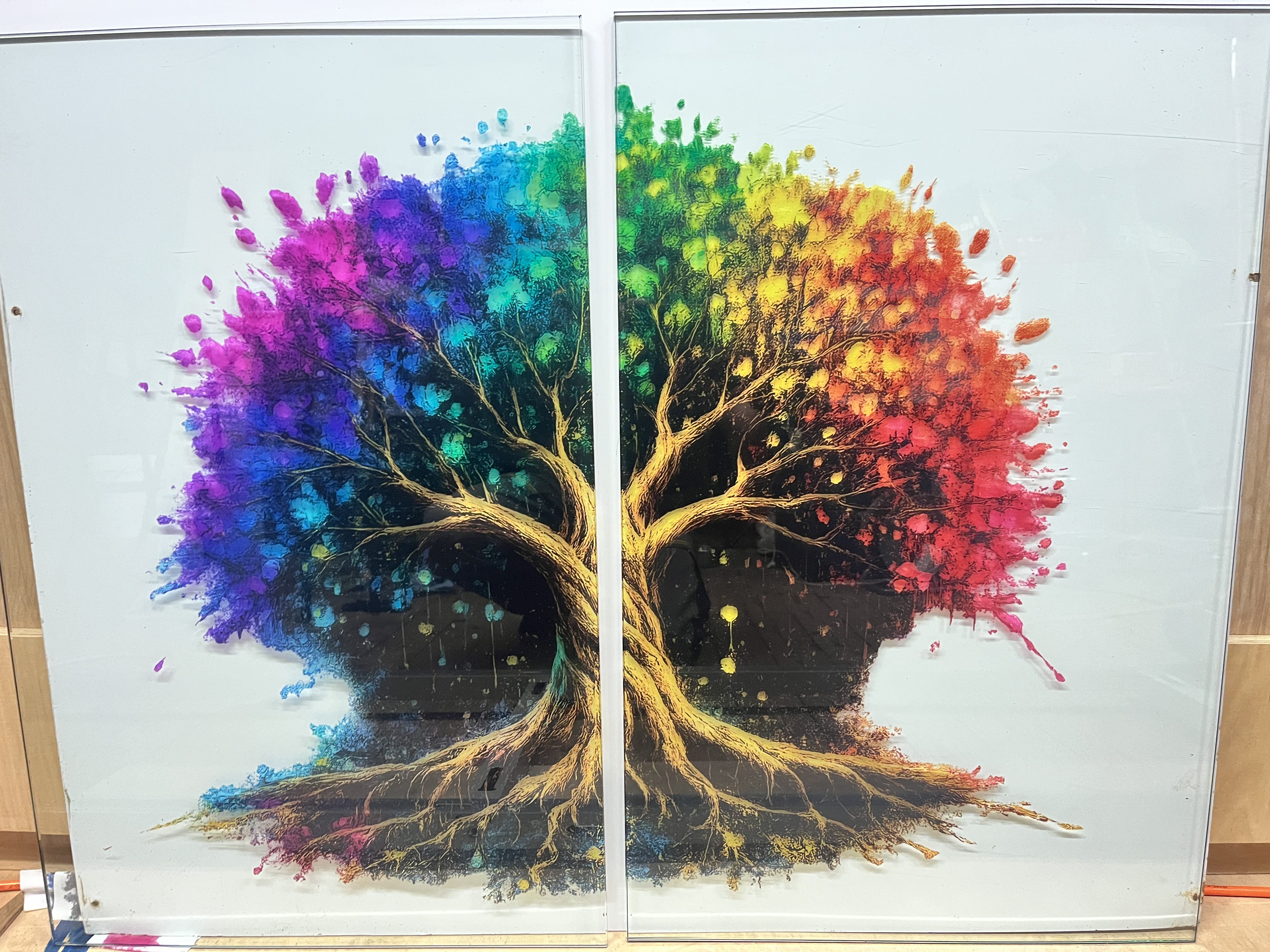 Zweiteiliger Glasdruck mit farbigem Baum-Motiv
