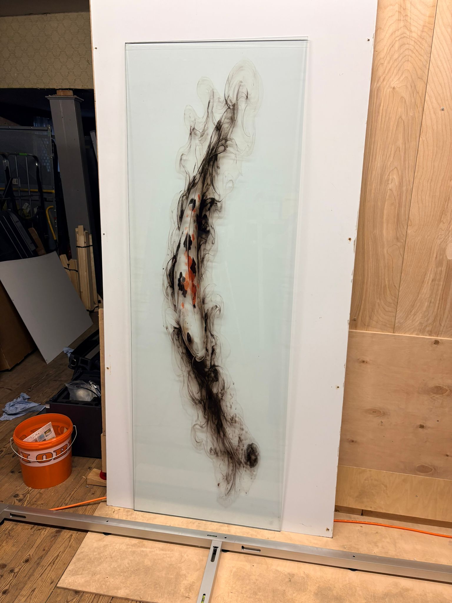 Glasdruck mit Koi-Motiv in dunkler Tintenoptik