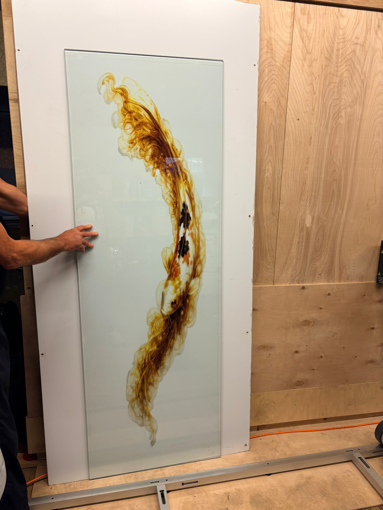 Edler Glasdruck mit Koi-Motiv in Goldtintenoptik