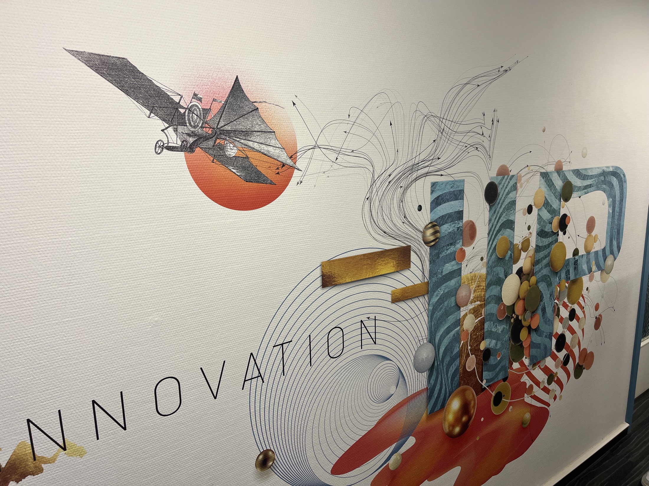 Abstraktes Motiv mit Schrift auf Wand
