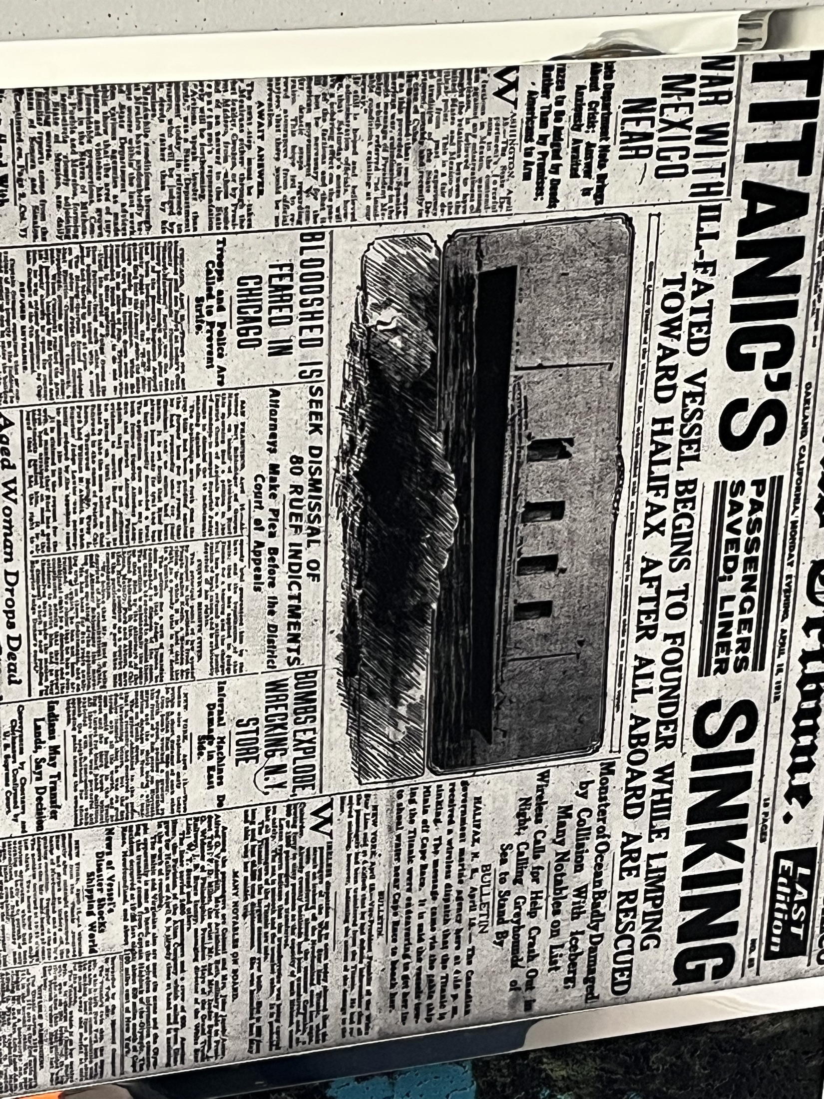 Zeitungs- und Typografie-Motiv als Wanddruck