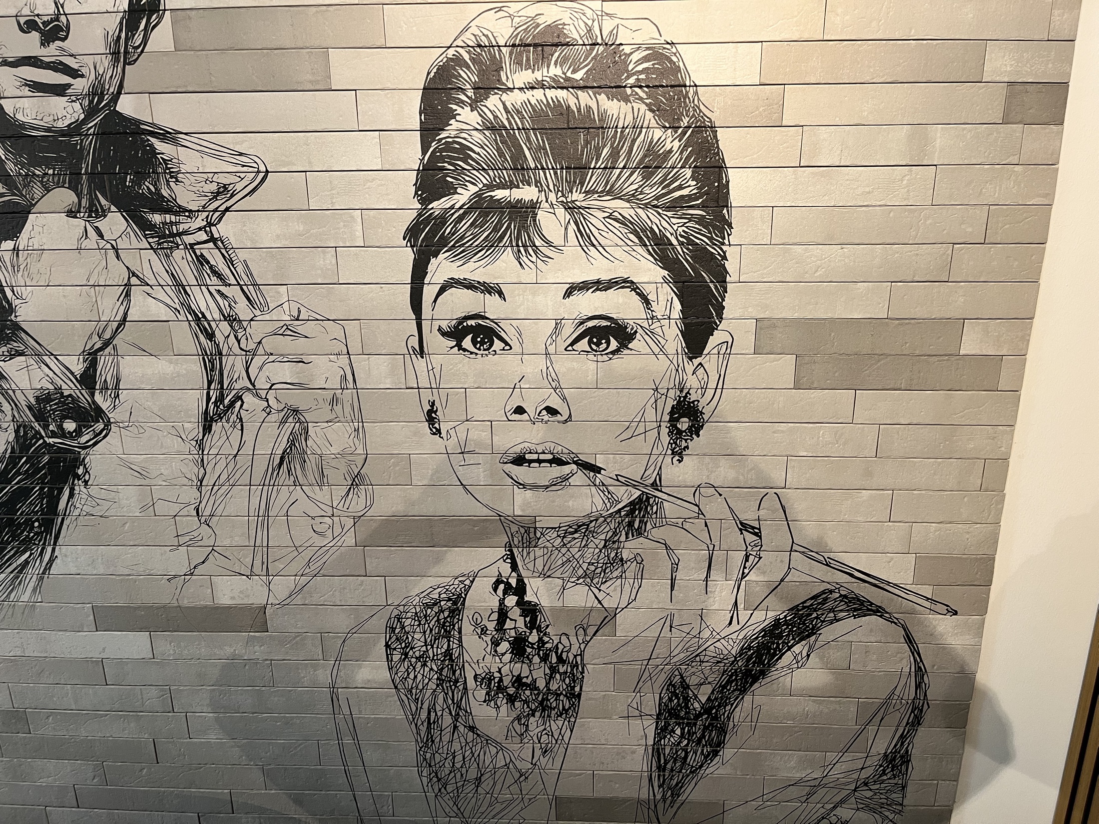 Portraitmotiv auf strukturierter Wand