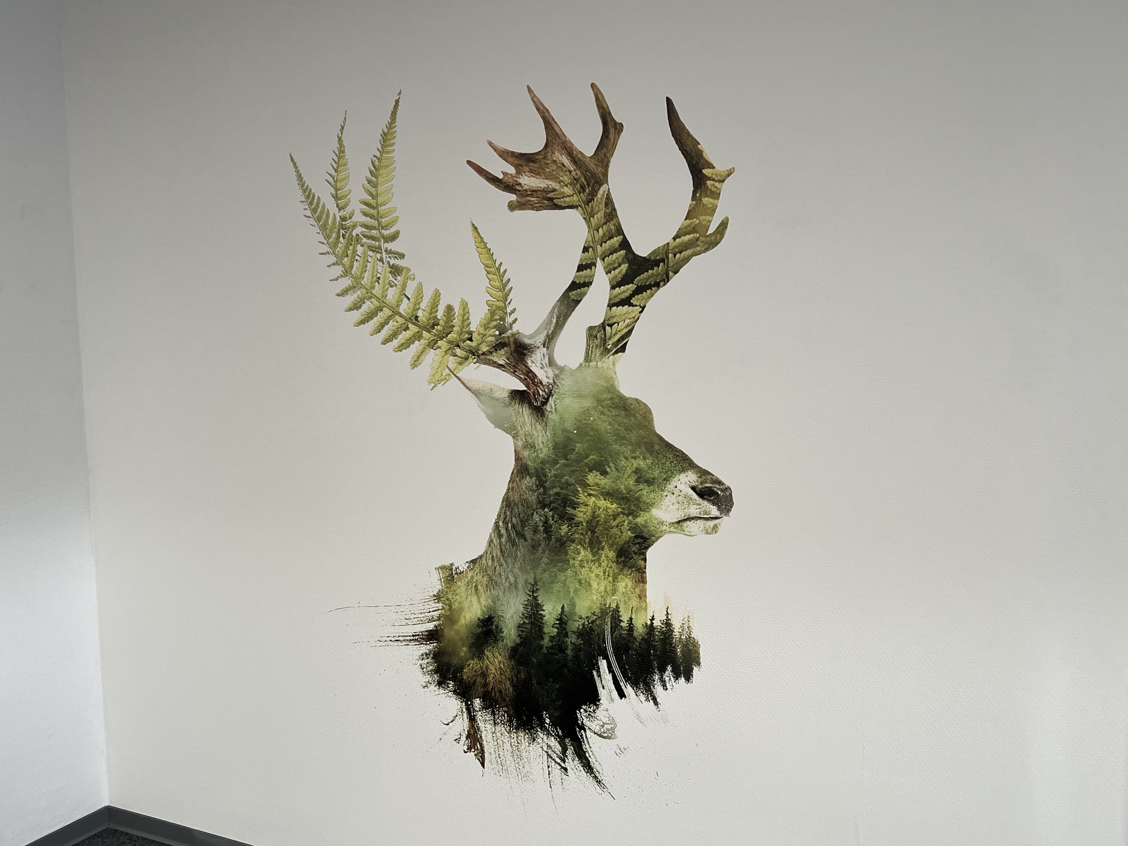 Hirsch-Motiv mit Naturstruktur auf Wand